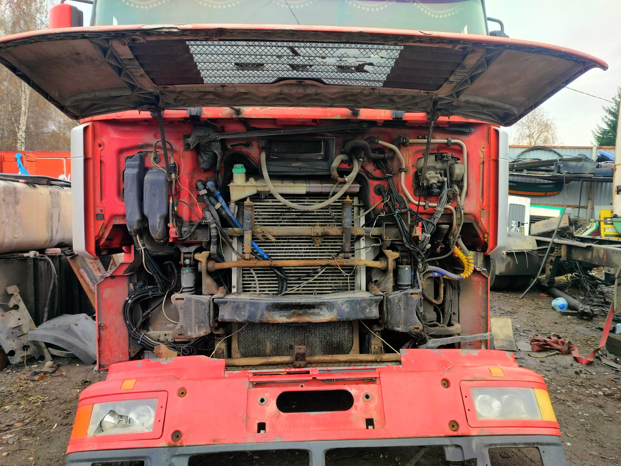 На разборку поступил MAN F2000 2000 г.в. Двигатель D2866LF31 4-х клапанные головки, КПП 16S181 с ретардой, редуктор HY13110 37/12 подвеска рессорная перед, сзади воздух. Кабина высокая, гнилая. Крыша в продаже.